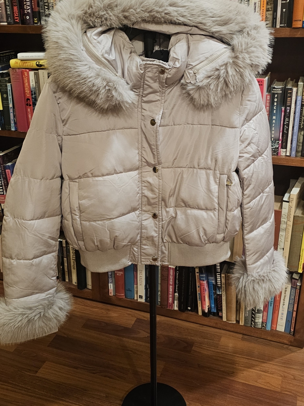 Cropped Light Gray Faux-Fur Trim Puffer Jacket
